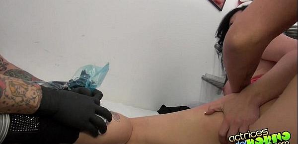  Follando mientras la tatuan
